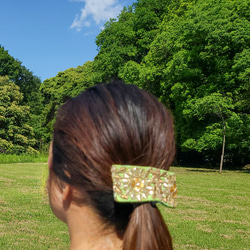 ゴールドフラワーブーケ　インド刺繍　金色のお花の刺繍が美しいパッチン　ポニーフック　ヘアアレンジ　夜会巻き　ひまわり 3枚目の画像