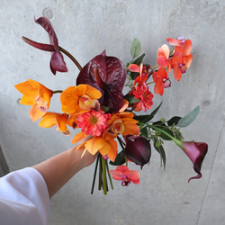 テラコッタやワインレッドのシックな海外花を細かく束ねた大人ブーケ♡ アーティフィシャルフラワー  ウェディングブーケ 7枚目の画像
