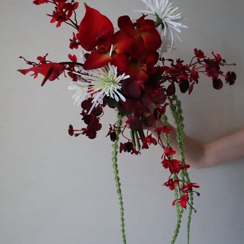 アンスリウムやアマランサスのおしゃれクラッチブーケ