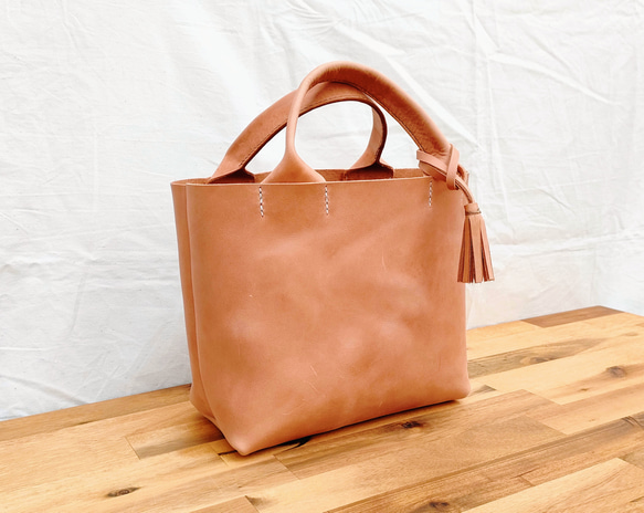 【ヌメ革】手縫いのミニトートバッグ（コンパクト/シンプル/メンズ/レディース/レザー/ミニバッグ/プレゼント）生成り色 3枚目の画像