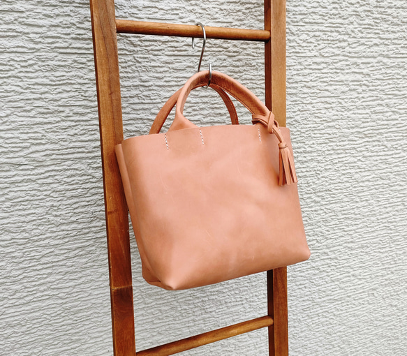 【ヌメ革】手縫いのミニトートバッグ（コンパクト/シンプル/メンズ/レディース/レザー/ミニバッグ/プレゼント）生成り色 6枚目の画像