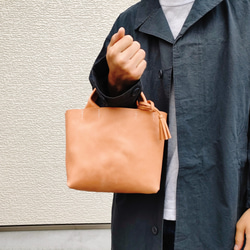 【ヌメ革】手縫いのミニトートバッグ（コンパクト/シンプル/メンズ/レディース/レザー/ミニバッグ/プレゼント）生成り色 16枚目の画像