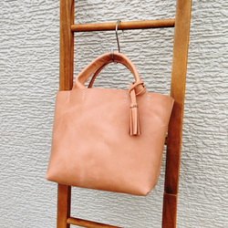 【ヌメ革】手縫いのミニトートバッグ（コンパクト/シンプル/メンズ/レディース/レザー/ミニバッグ/プレゼント）生成り色 7枚目の画像