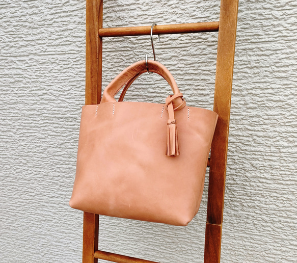 【ヌメ革】手縫いのミニトートバッグ（コンパクト/シンプル/メンズ/レディース/レザー/ミニバッグ/プレゼント）生成り色 7枚目の画像