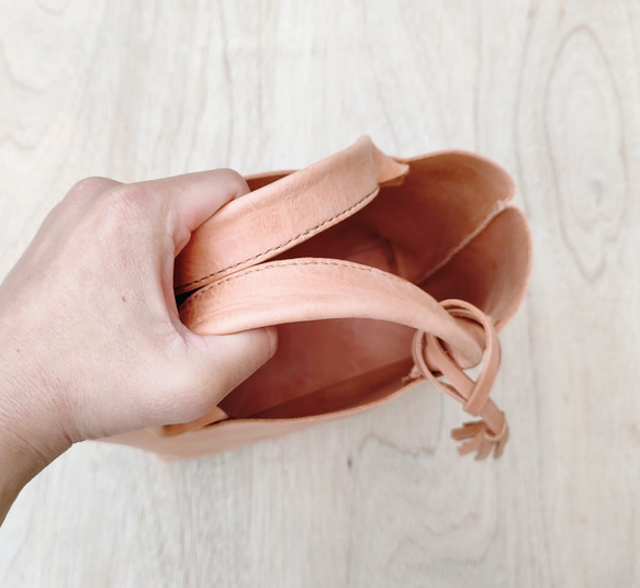 【ヌメ革】手縫いのミニトートバッグ（コンパクト/シンプル/メンズ/レディース/レザー/ミニバッグ/プレゼント）生成り色 13枚目の画像