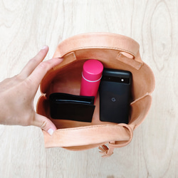 【ヌメ革】手縫いのミニトートバッグ（コンパクト/シンプル/メンズ/レディース/レザー/ミニバッグ/プレゼント）生成り色 12枚目の画像