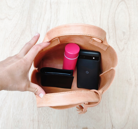 【ヌメ革】手縫いのミニトートバッグ（コンパクト/シンプル/メンズ/レディース/レザー/ミニバッグ/プレゼント）生成り色 12枚目の画像