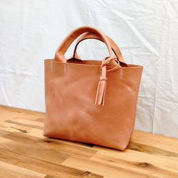 【ヌメ革】手縫いのミニトートバッグ（コンパクト/シンプル/メンズ/レディース/レザー/ミニバッグ/プレゼント）生成り色 4枚目の画像