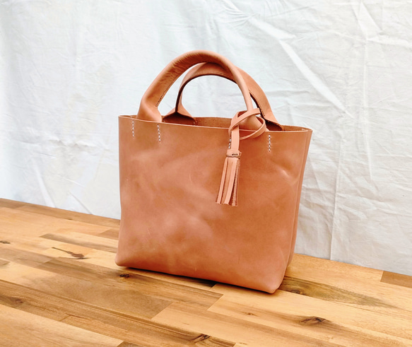 【ヌメ革】手縫いのミニトートバッグ（コンパクト/シンプル/メンズ/レディース/レザー/ミニバッグ/プレゼント）生成り色 4枚目の画像