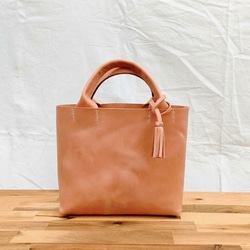 【ヌメ革】手縫いのミニトートバッグ（コンパクト/シンプル/メンズ/レディース/レザー/ミニバッグ/プレゼント）生成り色 2枚目の画像