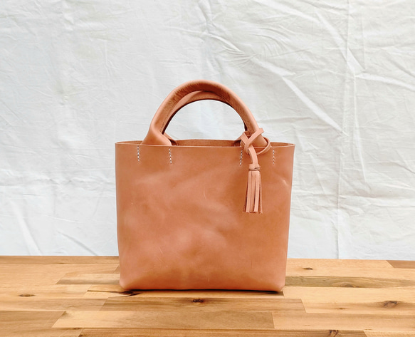 【ヌメ革】手縫いのミニトートバッグ（コンパクト/シンプル/メンズ/レディース/レザー/ミニバッグ/プレゼント）生成り色 2枚目の画像