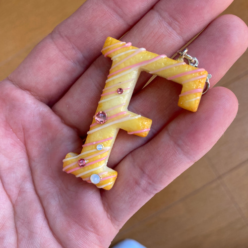 スイーツデコのイニシャルクッキーのチャームトップ(樹脂粘土製