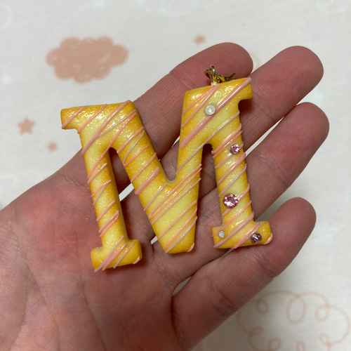 スイーツデコのイニシャルクッキーのチャームトップ(樹脂粘土製