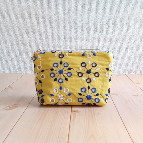 幾何学模様の黄色い小物入れ 幾何学模様の黄色い小物入れ 幾何学穴あき刺繍ポーチ イエロー／ライム