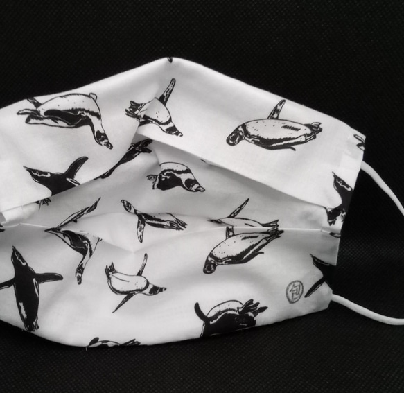 「ケープペンギン属のペンギン（白地）」の不織布マスク用布カバー 3枚目の画像