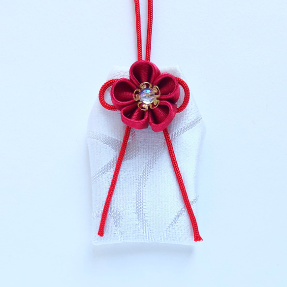 （赤い糸）元巫女が作る花のお守り袋 2枚目の画像