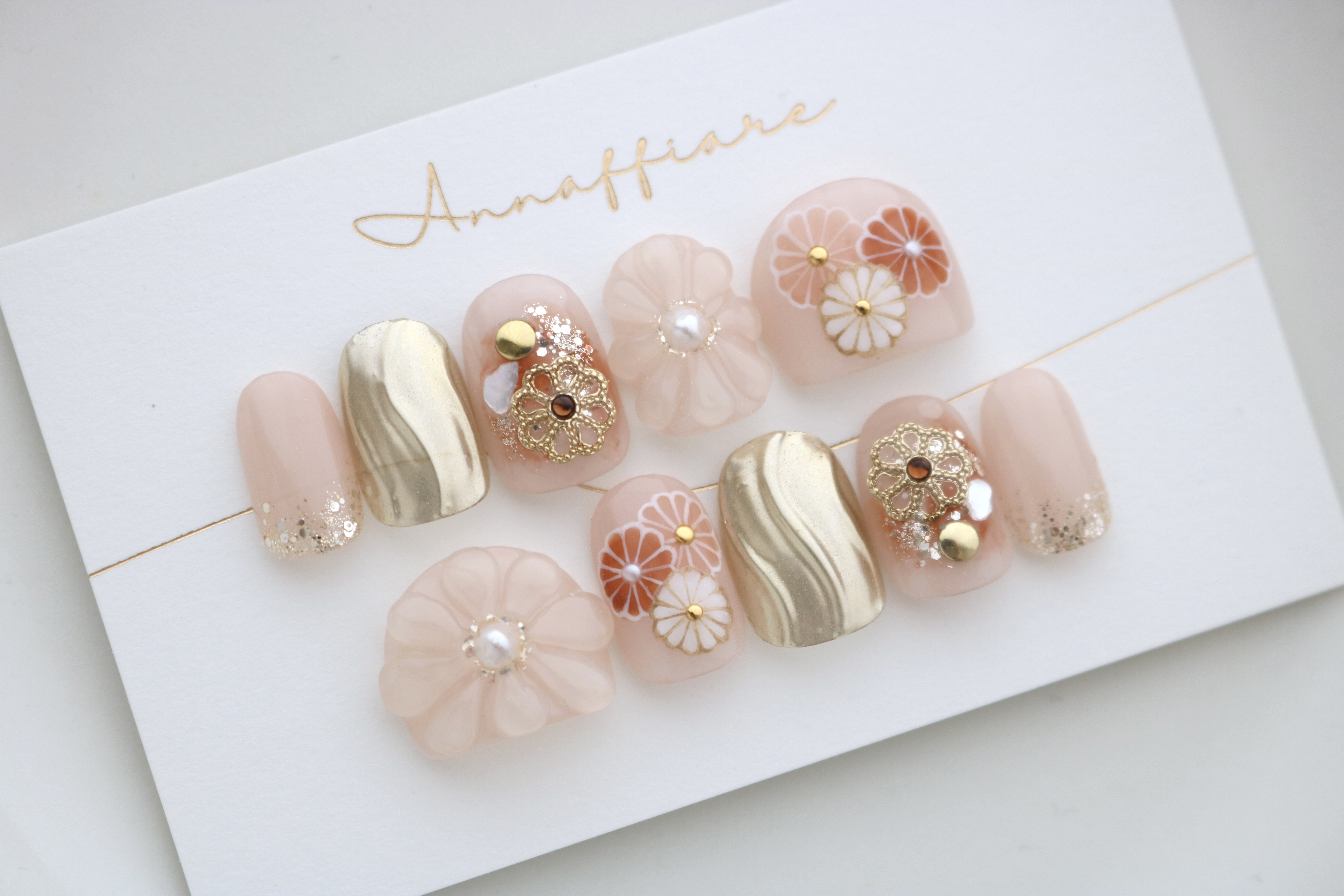 シアーグレイッシュピンクのぷっくりフラワー菊柄ネイルチップ（ブラウン）　/Annaffiare 成人式　振袖　マムシ爪