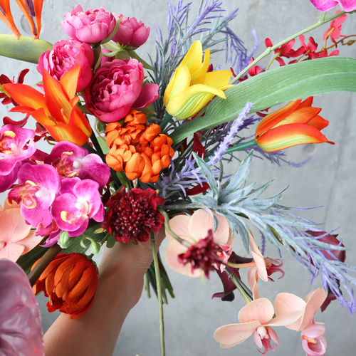 おしゃれ花嫁に人気の胡蝶蘭やアンスリウムを細かく束ねたブーケ