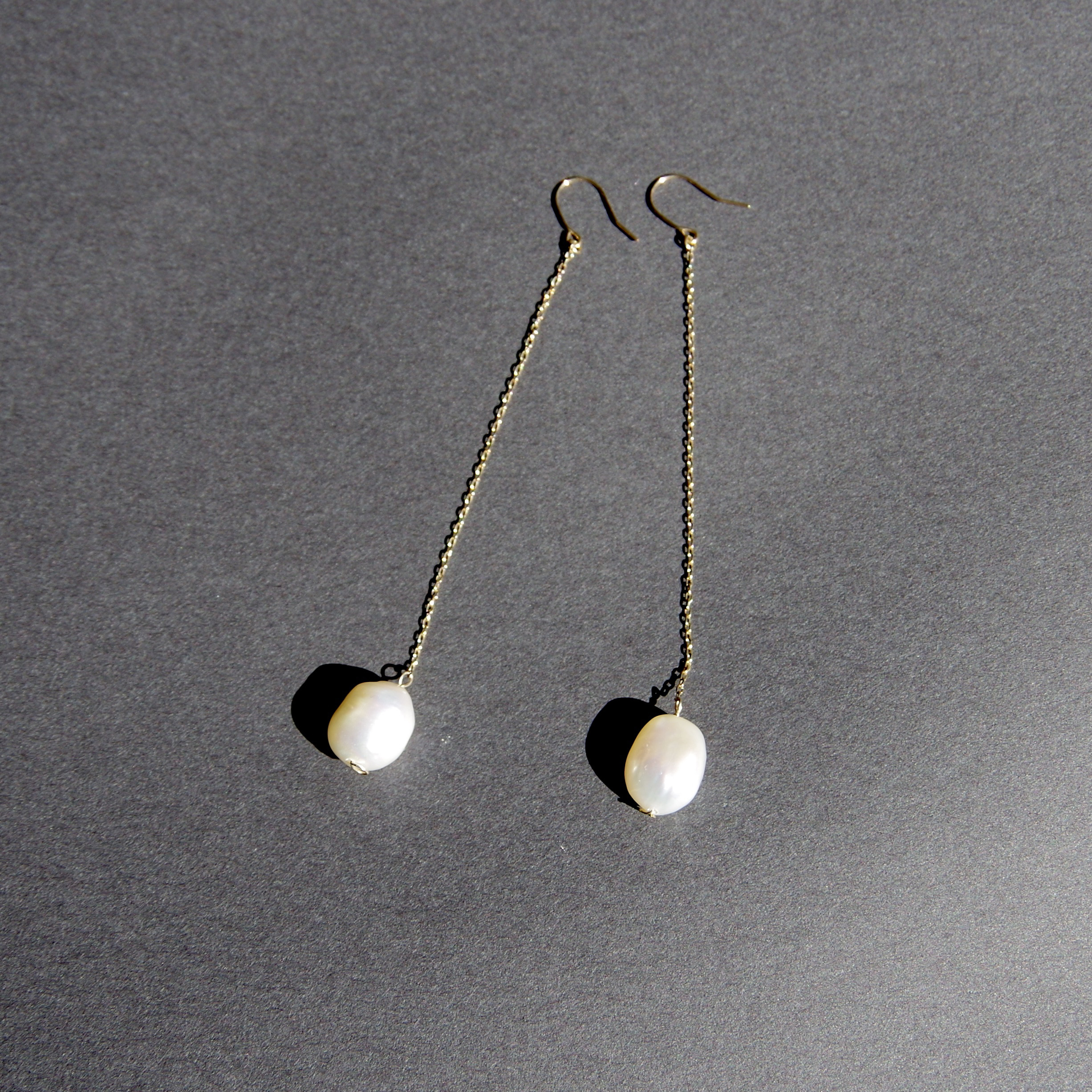 K10 バロックパール 揺れるピアス