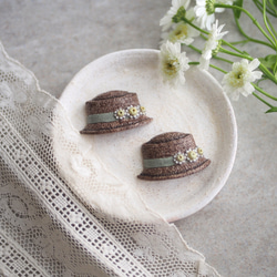 マトリカリアのカンカン帽のブローチ 2枚目の画像