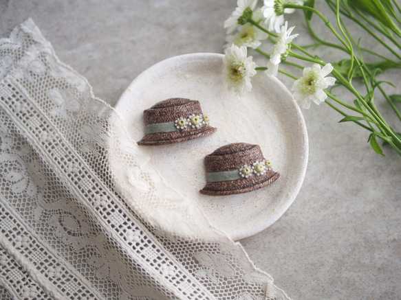 マトリカリアのカンカン帽のブローチ 2枚目の画像