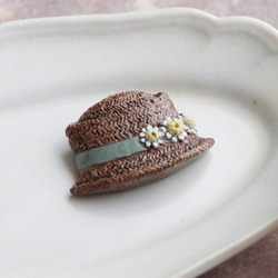 マトリカリアのカンカン帽のブローチ 3枚目の画像