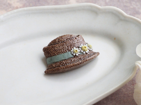 マトリカリアのカンカン帽のブローチ 3枚目の画像