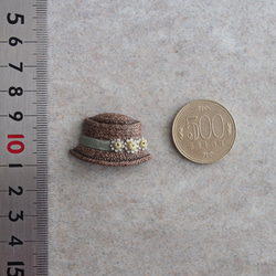 マトリカリアのカンカン帽のブローチ 4枚目の画像