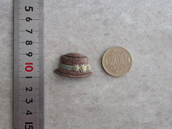 マトリカリアのカンカン帽のブローチ 4枚目の画像