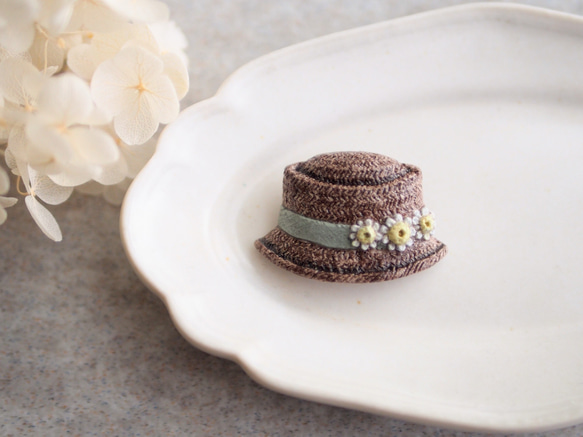 マトリカリアのカンカン帽のブローチ 1枚目の画像