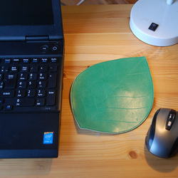 革で作った『葉っぱのマウスパッド』手染め　滑らない　無料刻印　再販リクエストにより制作 6枚目の画像