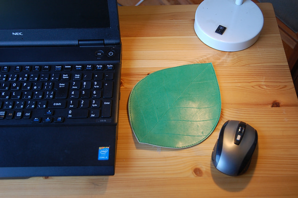 革で作った『葉っぱのマウスパッド』手染め　滑らない　無料刻印　再販リクエストにより制作 6枚目の画像