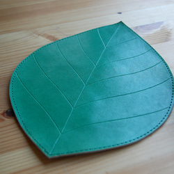 革で作った『葉っぱのマウスパッド』手染め　滑らない　無料刻印　再販リクエストにより制作 2枚目の画像