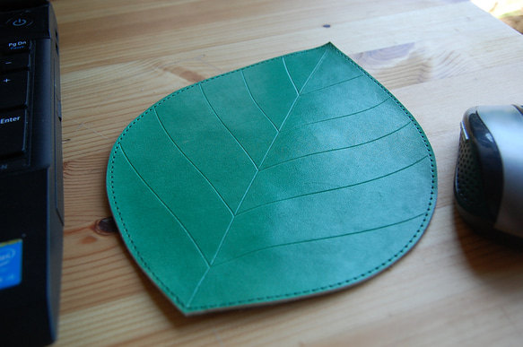 革で作った『葉っぱのマウスパッド』手染め　滑らない　無料刻印　再販リクエストにより制作 2枚目の画像