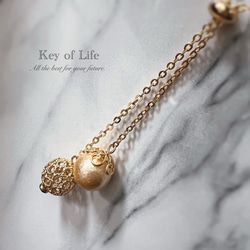 Key of Life▶︎上品 ラリエット 透かしボール×コットンパール ゴールドチェーン 70cm Y字ネックレス 3枚目の画像