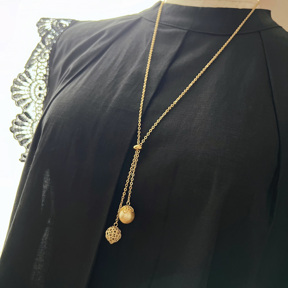 Key of Life▶︎上品 ラリエット 透かしボール×コットンパール ゴールドチェーン 70cm Y字ネックレス 7枚目の画像