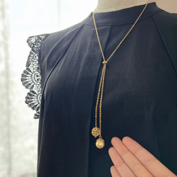 Key of Life▶︎上品 ラリエット 透かしボール×コットンパール ゴールドチェーン 70cm Y字ネックレス 8枚目の画像