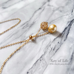 Key of Life▶︎上品 ラリエット 透かしボール×コットンパール ゴールドチェーン 70cm Y字ネックレス 4枚目の画像