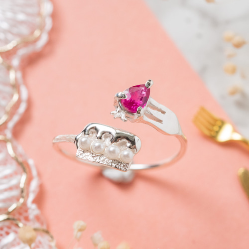受注】つまみぐいいちごのショートケーキリング SV925 ルビー 指輪