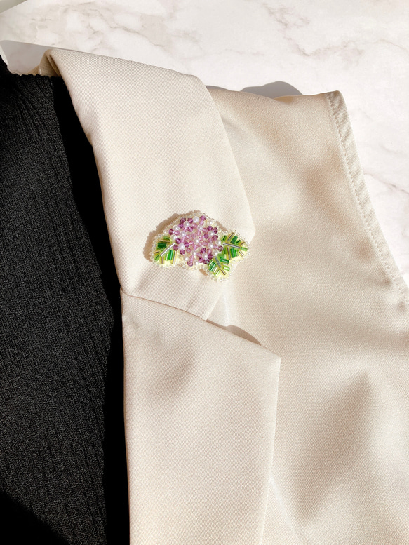 ビーズ刺繍ブローチ　✳︎クリスタルガラスの紫陽花(ライラックカラー)✳︎ /大人可愛い/あじさい/アジサイ/梅雨/母の日 4枚目の画像