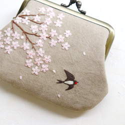 手刺繍のフラットがまポーチ『桜とツバメ』 2枚目の画像