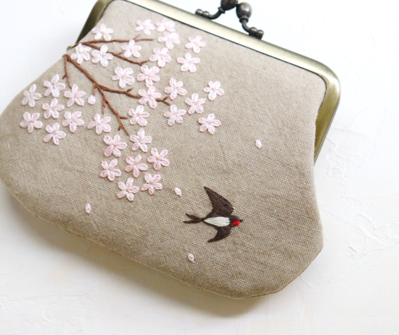 手刺繍のフラットがまポーチ『桜とツバメ』 2枚目の画像
