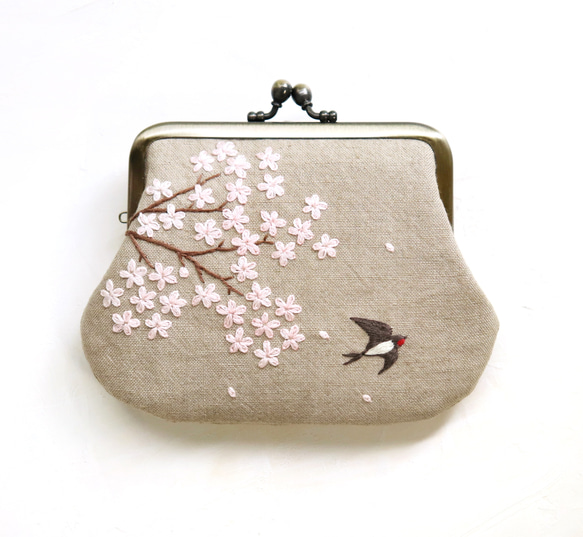 手刺繍のフラットがまポーチ『桜とツバメ』 1枚目の画像