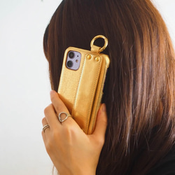 iphone12 12pro 本革ハンドストラップ付き　名入れ　レザーIPHONEケース　GOLD 3枚目の画像