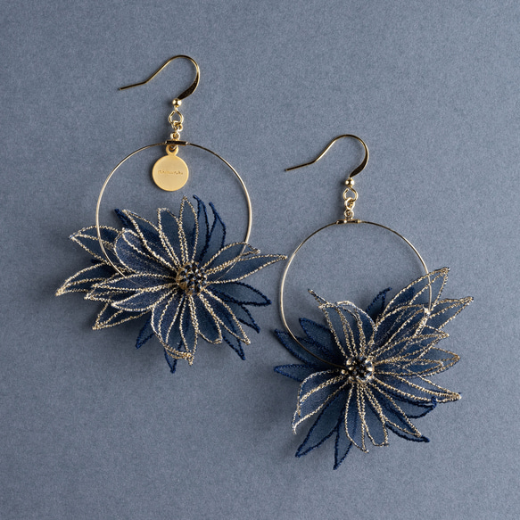 DANDELION 刺繍ピアス イヤリング (navy) 1枚目の画像