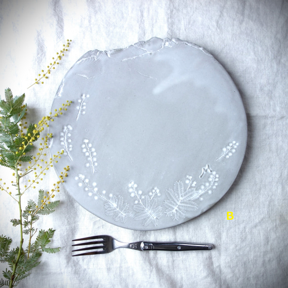 ミモザ 丸皿23cm デザート皿 ワンプレート 植物 陶器 陶磁器　ギフト　洋食器 1枚目の画像