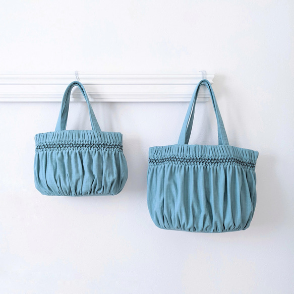 【A4ファイル対応】スモッキング刺繍の大きなトートバッグ ｰCARRYiN smokyblue ｰ 9枚目の画像