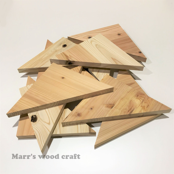 木工工作・DIYに使える木材端材板　三角形　25ｘ25cm　10枚セット　国産杉　無塗装　天然木　クラフト素材 1枚目の画像