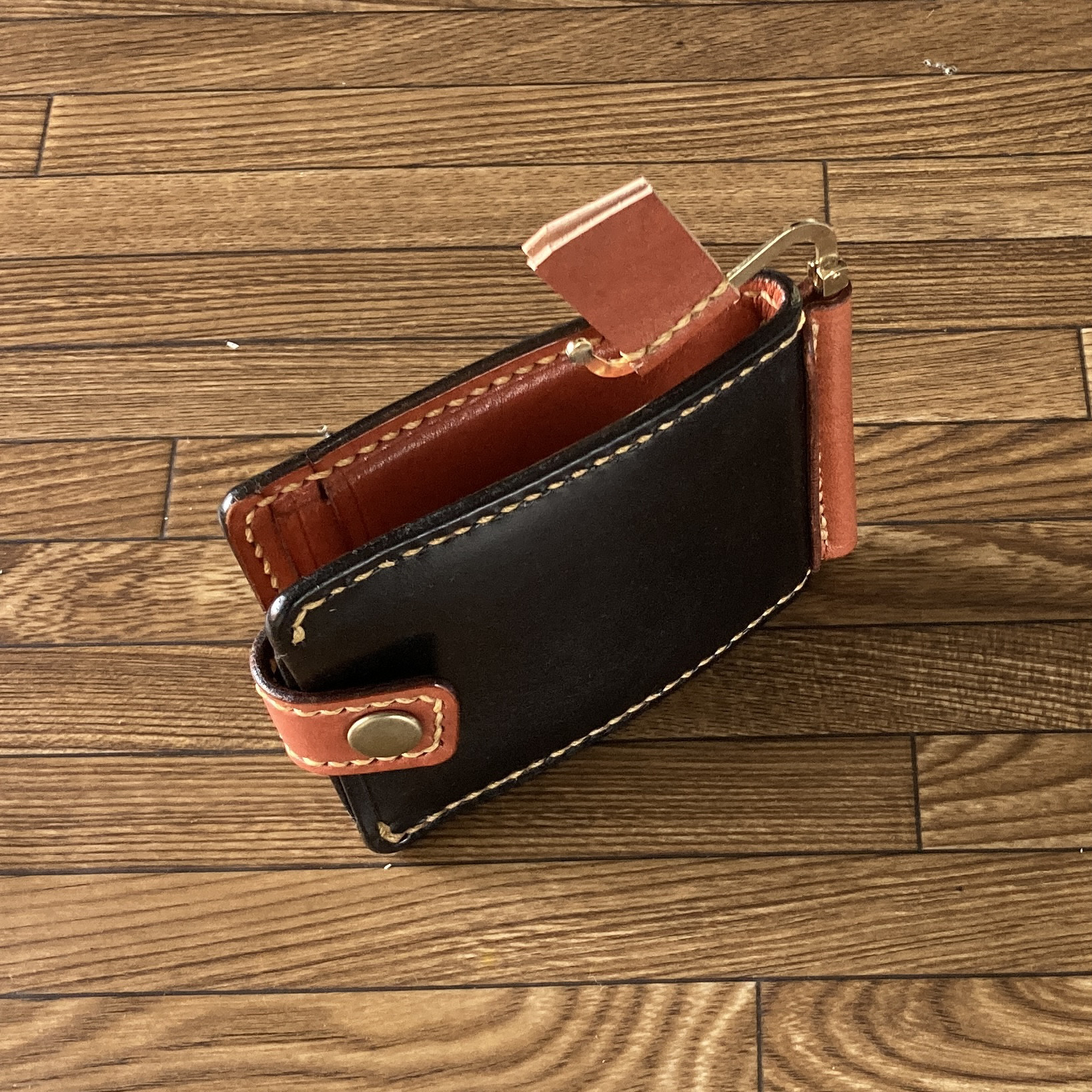 【黒＆赤茶染め】巾85mmフラットになるマネークリップ カード4枚+マルチポケット 札ばさみ MC-10brbn ヌメ革