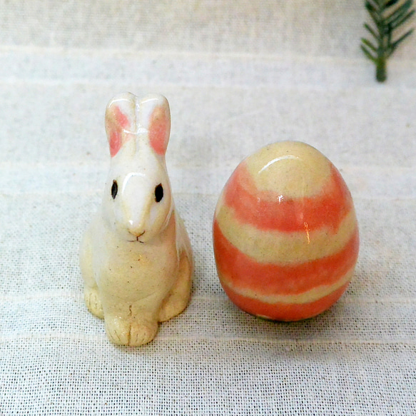 ウサギとタマゴ　イースター　うさぎの置き物　２個セット　手作り陶芸　陶器の置物 1枚目の画像